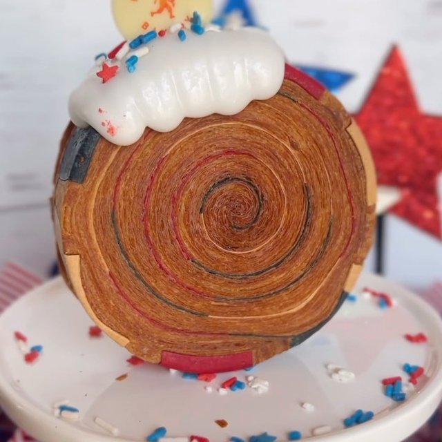 Indulge in the flavors of freedom and joie de vivre! 🇺🇸🇫🇷 Our special croissant roll for July celebrates both Independence Day and Bastil...